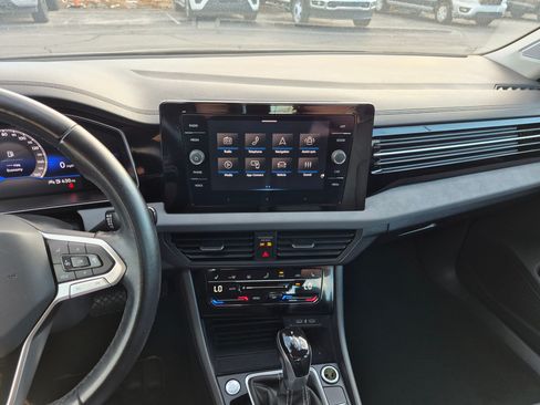 Used 2025 Volkswagen Jetta SE FWD image 27