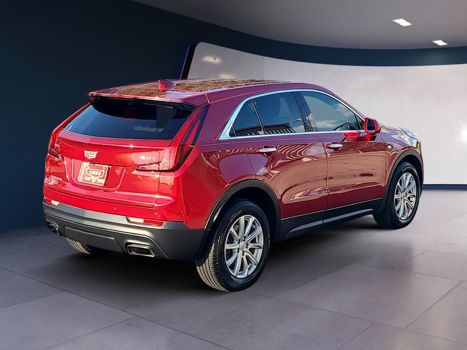 Used 2019 Cadillac XT4 Luxury w/ Cold Weather Package FWD image 5