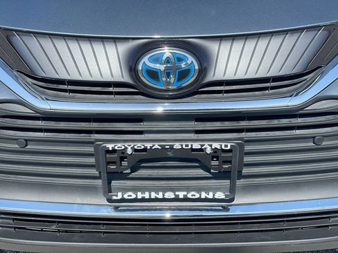 Certified 2021 Toyota Venza XLE w/ Softex Package AWD/4WD image 19