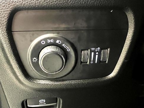 Used 2023 Jeep Grand Cherokee L Laredo image 33