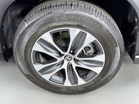 Certified 2021 Toyota Highlander XLE FWD image 35