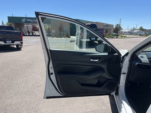 Used 2025 Nissan Altima 2.5 SV FWD image 26
