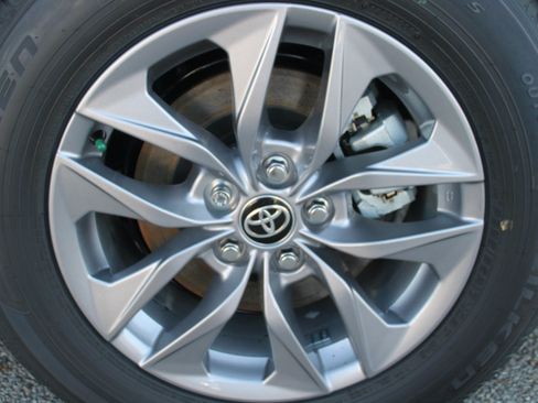 Used 2026 Toyota Sienna LE FWD image 29