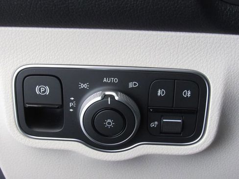 Used 2026 Mercedes-Benz GLB 250 4MATIC image 35