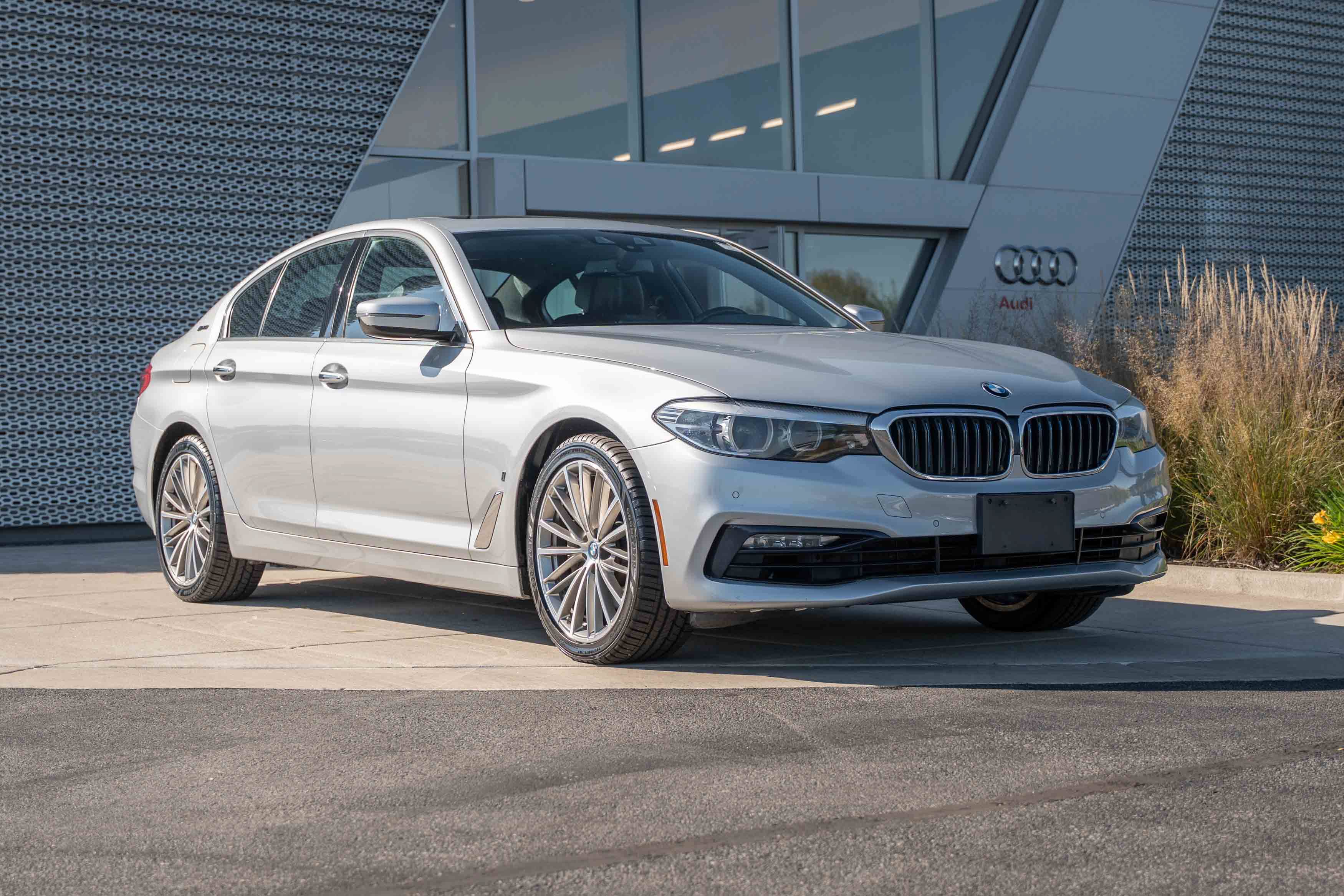 Used 2018 BMW 530e xDrive w/ Premium Package 2 AWD/4WD image 1