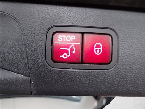 Used 2018 Mercedes-Benz GLC 300 4MATIC image 9