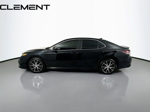 Used 2023 Toyota Camry SE image 4