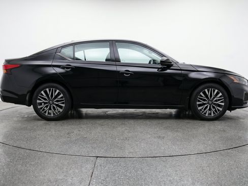 Used 2025 Nissan Altima 2.5 SV FWD image 11