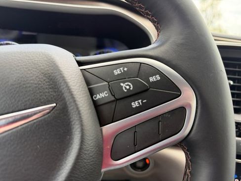 Used 2017 Chrysler Pacifica Touring-L FWD image 19