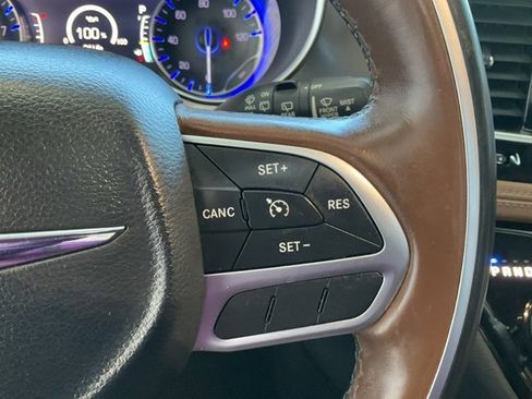 Used 2017 Chrysler Pacifica Limited image 12