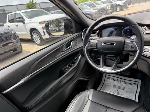 Used 2025 Jeep Grand Cherokee Limited w/ Black Appearance Package AWD/4WD image 19