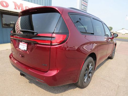 Used 2021 Chrysler Pacifica Touring AWD/4WD image 8