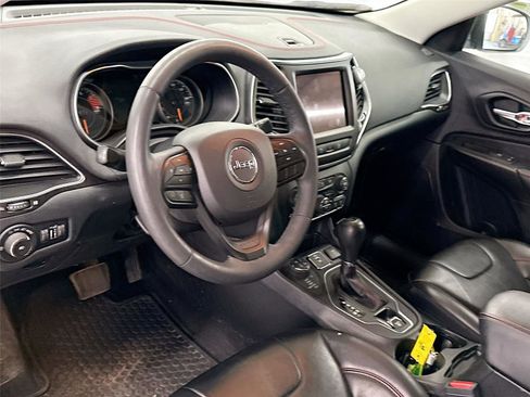 Used 2022 Jeep Cherokee Trailhawk AWD/4WD image 7