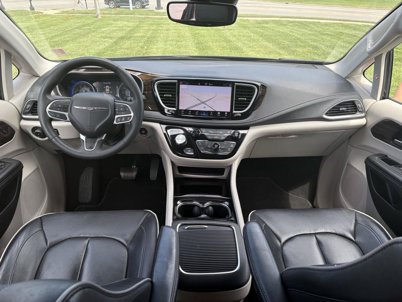 Used 2023 Chrysler Pacifica Limited FWD image 15
