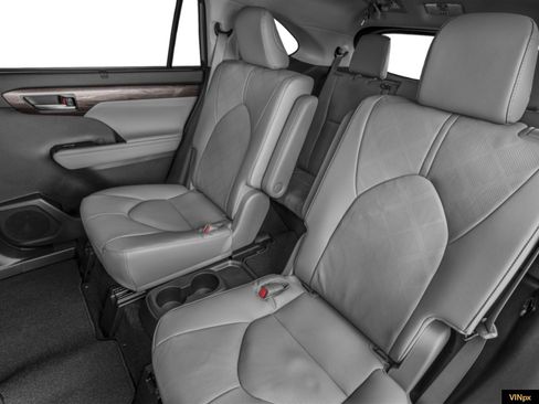 New 2026 Toyota Highlander Platinum image 11