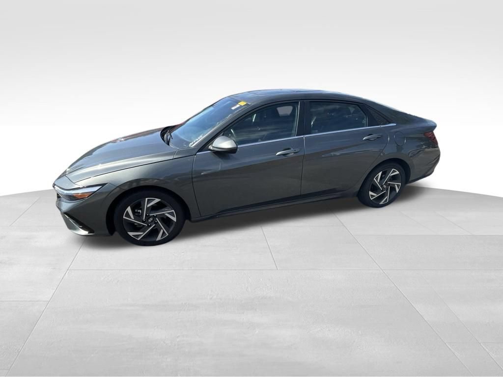 Used 2025 Hyundai Elantra SEL FWD image 4