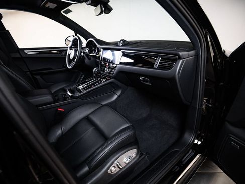 Certified 2026 Porsche Macan AWD/4WD image 28