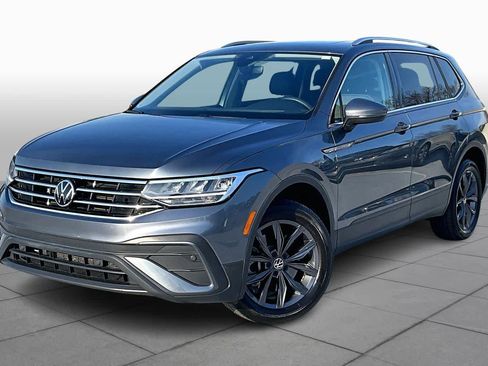 Used 2023 Volkswagen Tiguan SE w/ Panoramic Sunroof Package image 1