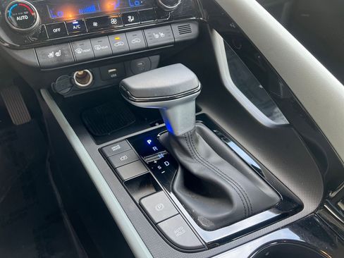 Used 2025 Hyundai Elantra Limited image 41