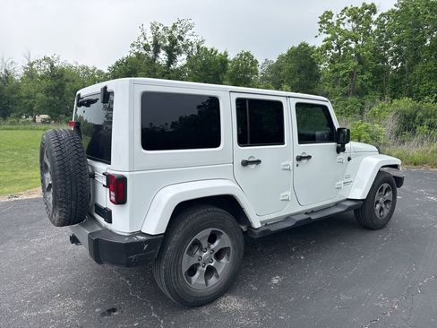 Used 2017 Jeep Wrangler Unlimited Sahara w/ Max Tow Package AWD/4WD image 3