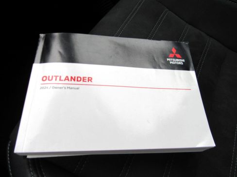 Used 2024 Mitsubishi Outlander AWD image 33