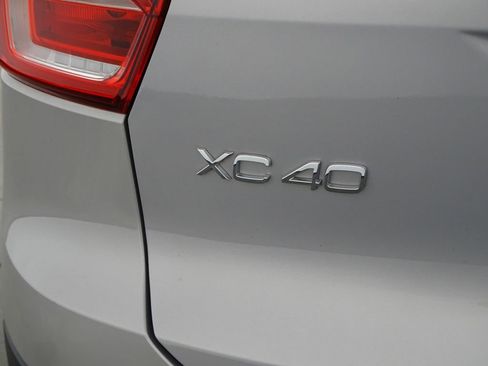 Used 2025 Volvo XC40 B5 Core image 41