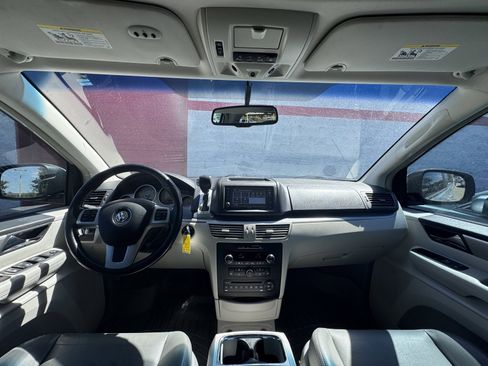 Used 2011 Volkswagen Routan SEL FWD image 31