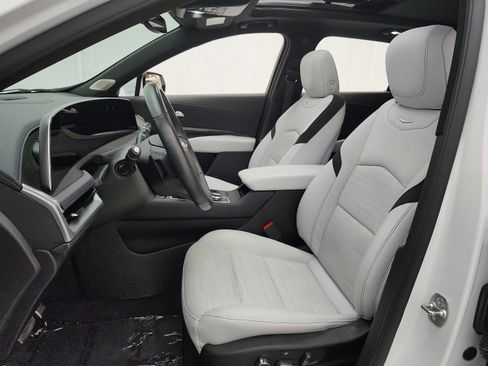 Used 2025 Cadillac XT4 Sport image 13