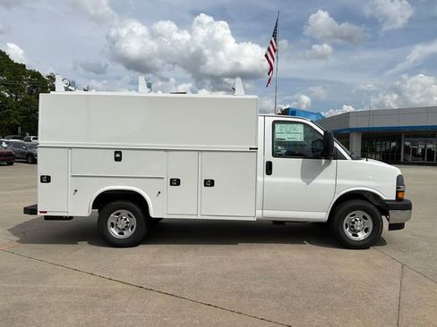 New 2026 Chevrolet Express 3500 w/ Power Convenience Package image 4