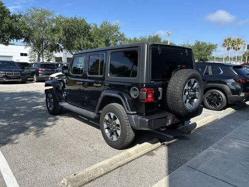 Used 2018 Jeep Wrangler Unlimited Sahara AWD/4WD image 6