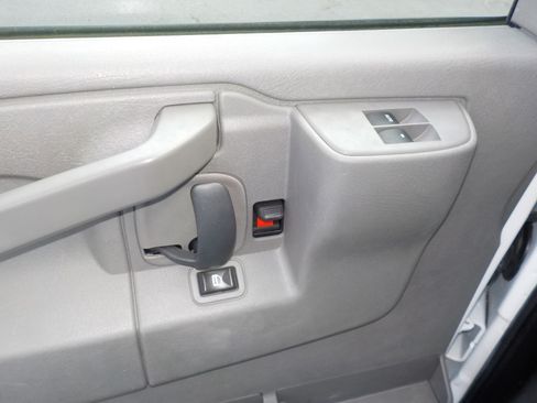 Used 2016 Chevrolet Express 2500 RWD image 21