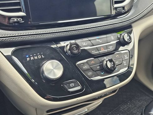 Used 2023 Chrysler Pacifica Touring-L FWD image 25