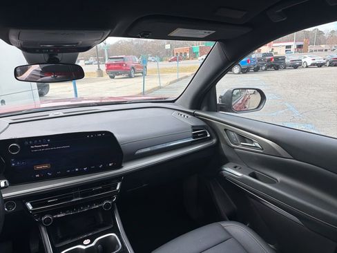 Used 2025 Chevrolet Traverse LT image 10