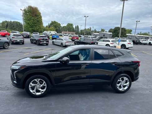Used 2024 Chevrolet Trax LS w/ LS Convenience Package FWD image 10