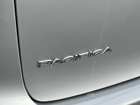 Used 2024 Chrysler Pacifica Touring-L image 27