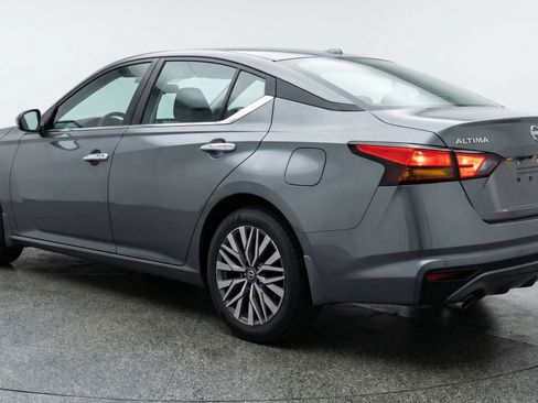Used 2025 Nissan Altima 2.5 SV image 6