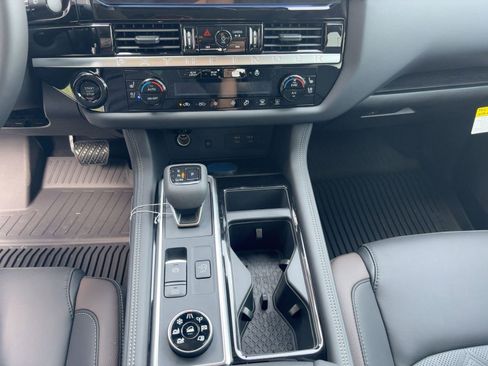 New 2026 Nissan Pathfinder Platinum image 18