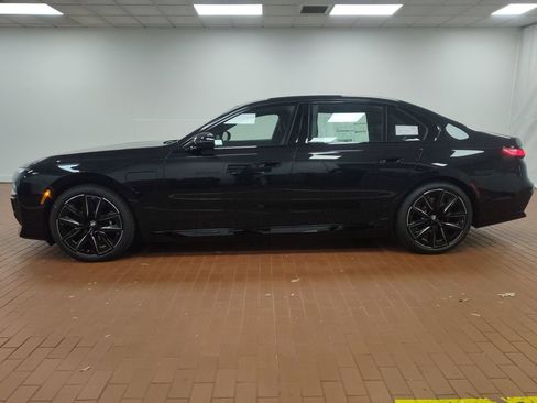 Used 2026 BMW 750e xDrive AWD/4WD image 2
