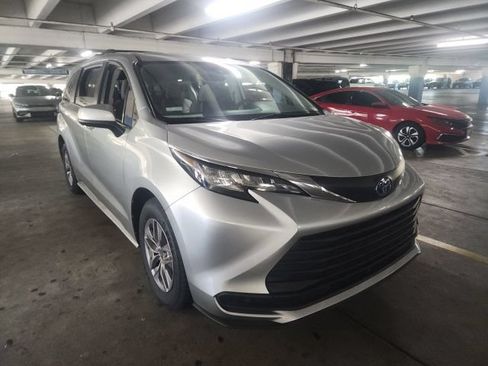 Used 2022 Toyota Sienna LE FWD image 1