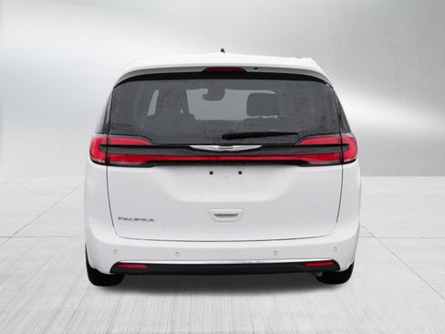 Used 2024 Chrysler Pacifica Touring-L image 6