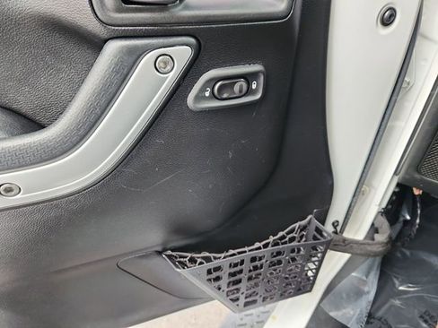 Used 2015 Jeep Wrangler Sahara image 33