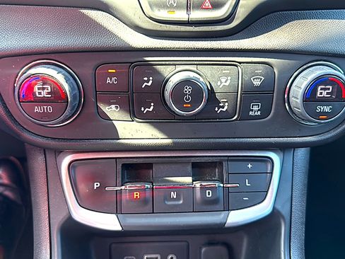 Used 2024 GMC Terrain SLE w/ Driver Convenience Package FWD image 10