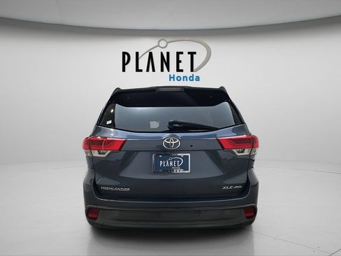 Used 2018 Toyota Highlander XLE w/ Carpet Mat Package (TMS) AWD/4WD image 6