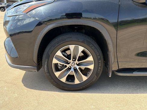 Used 2020 Toyota Highlander XLE FWD image 12