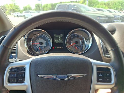 Used 2014 Chrysler Town & Country Touring image 20