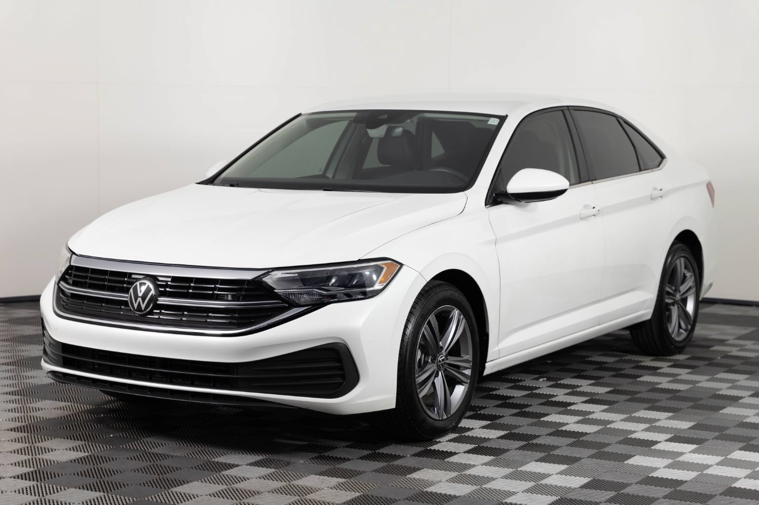 Used 2024 Volkswagen Jetta SE FWD image 2