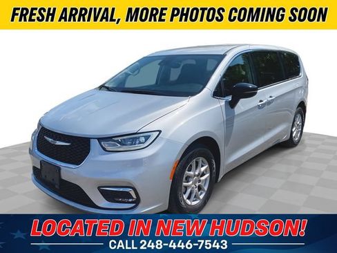 Used 2024 Chrysler Pacifica Touring-L FWD image 1