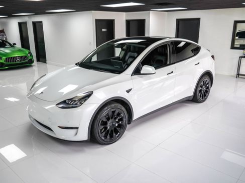 Used 2022 Tesla Model Y Long Range AWD/4WD image 2