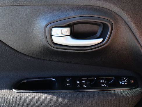 Used 2020 Jeep Renegade Latitude w/ Popular Equipment Group FWD image 40