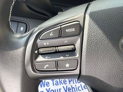 Certified 2025 Hyundai Venue Limited FWD image 19
